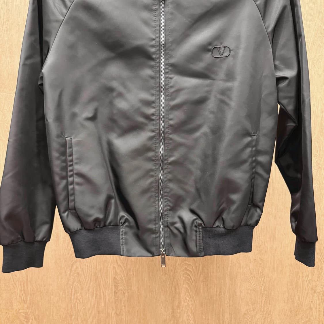 발렌티노 뷰티 나일론 블루종 집업 로고 자수 디테일 블랙 상품이미지5