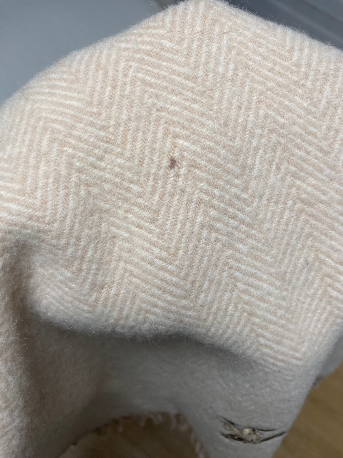 정품) 버버리 울100 숄 겸 무릎담요 베이지 상품이미지4