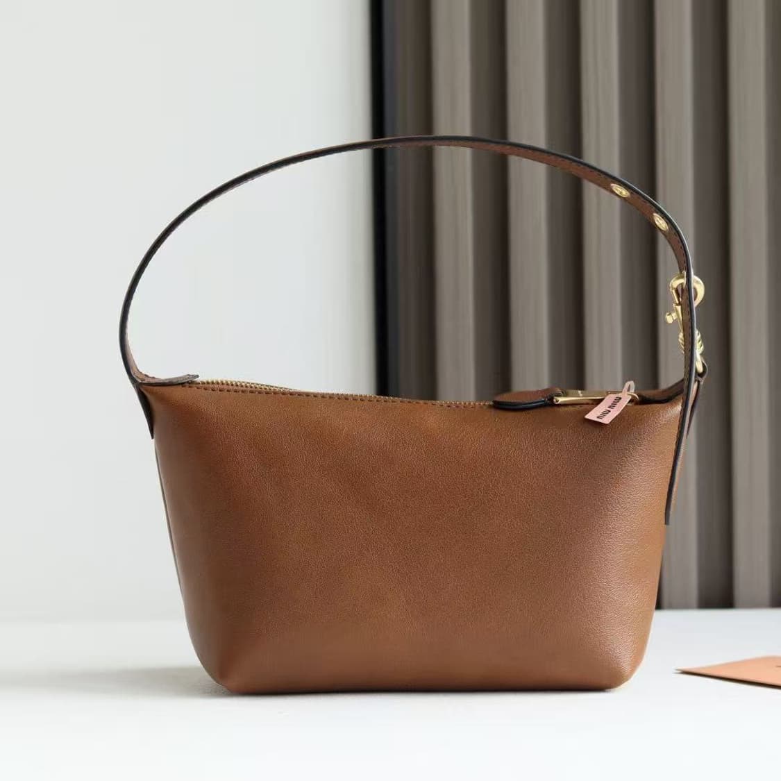 미우 미우 나파 레더 파우치 오크 상품이미지2