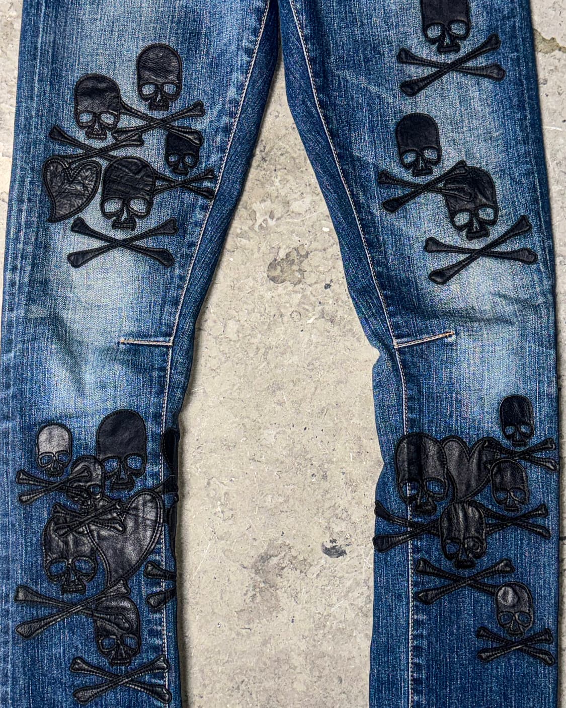 ROEN – Skull Leather Patch Denim Pants   상품이미지8