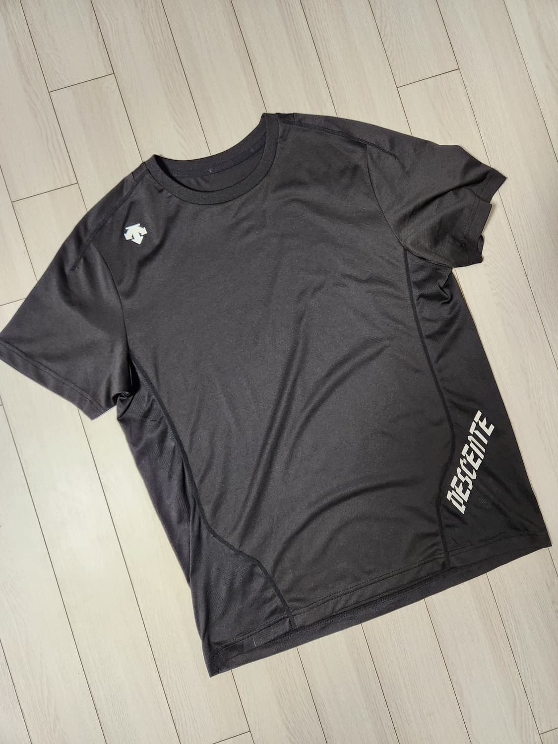 데상트 반팔티 KQJ 남성 자가드 반팔 티셔츠 SM121TTS25 BLK 상품이미지2