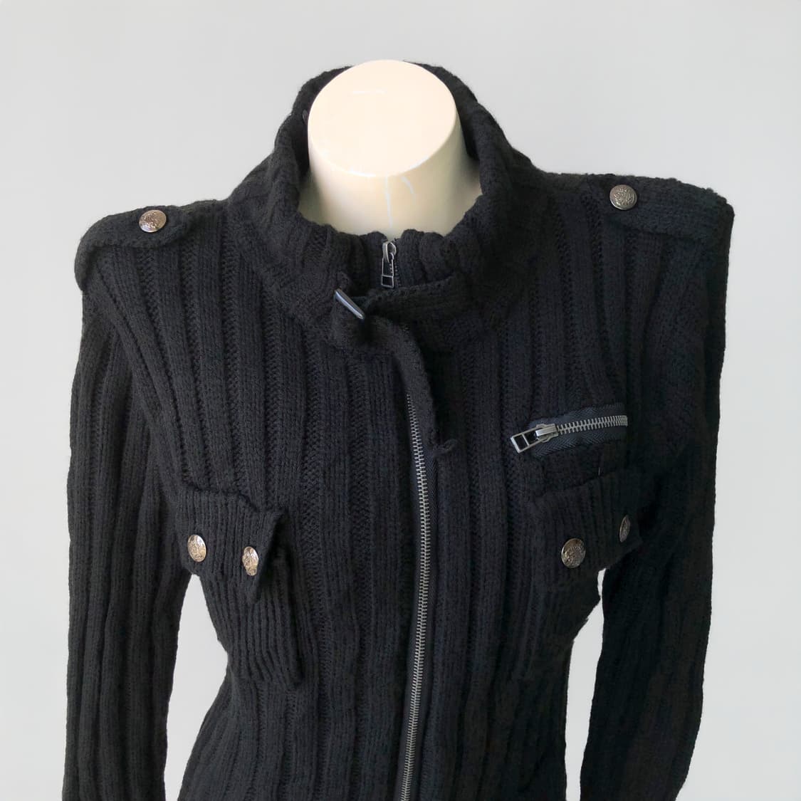 블랙 하이넥 버튼 디테일 니트 짚업 상품이미지3