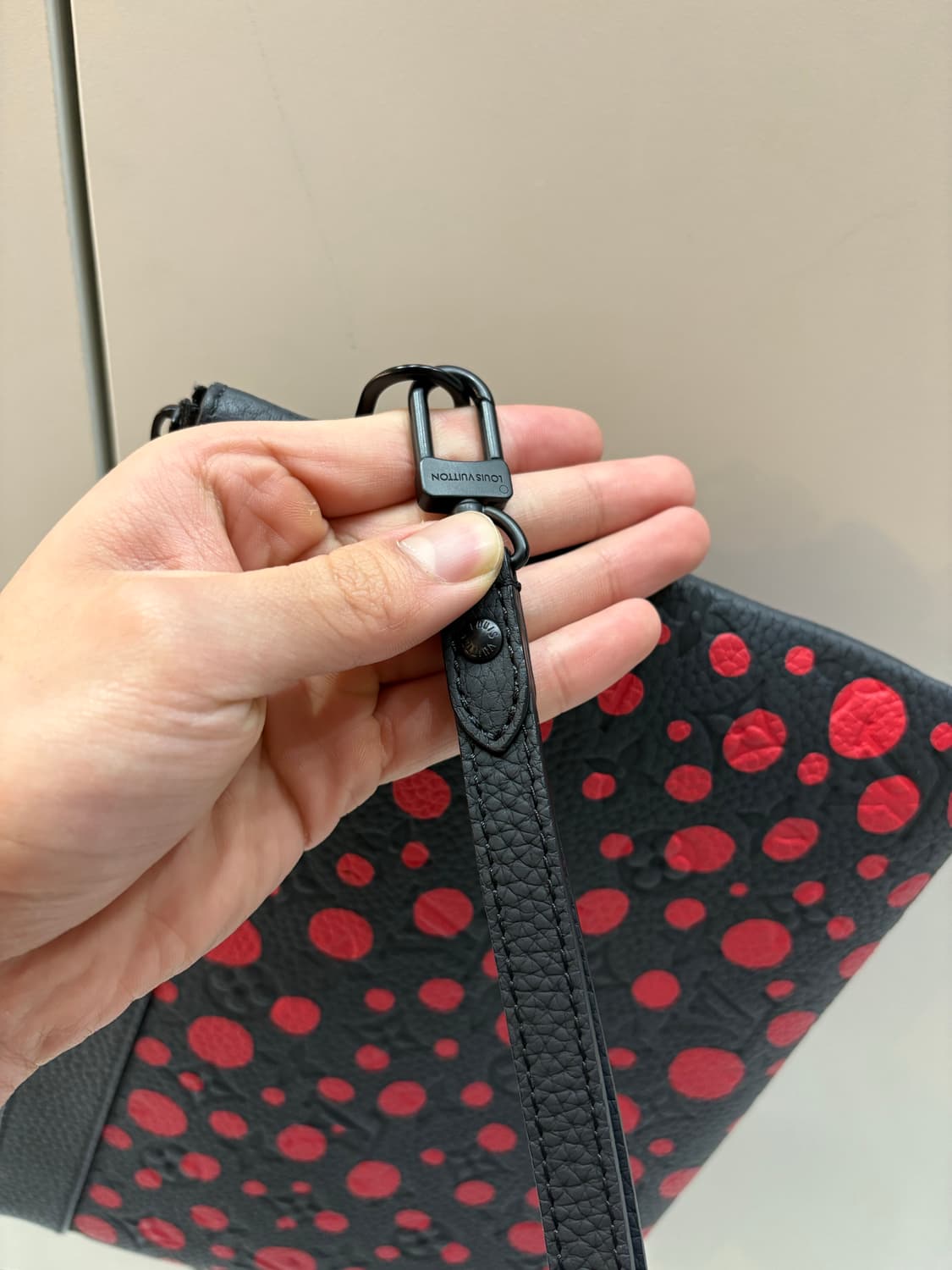 루이비통 x 쿠사마야요이 클러치 상품이미지4