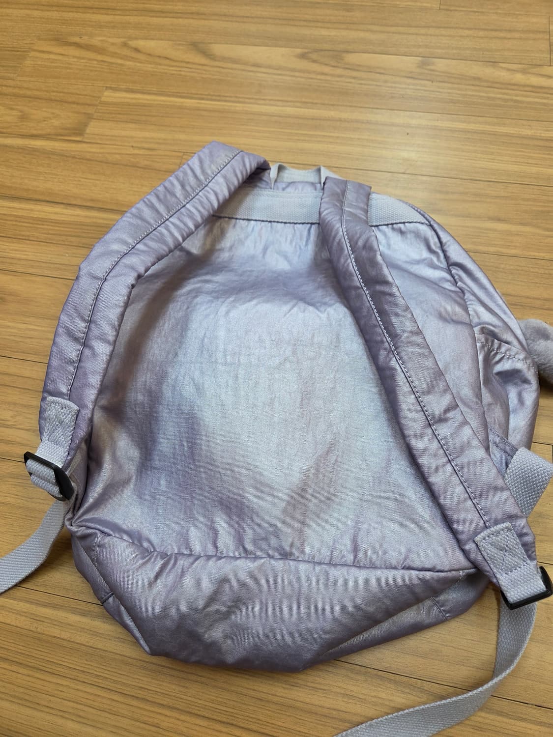 키플링 라벤더 색상 백팩입니다. 재질은 폴리아미드라서 가볍고 튼튼합니다. 상품이미지2