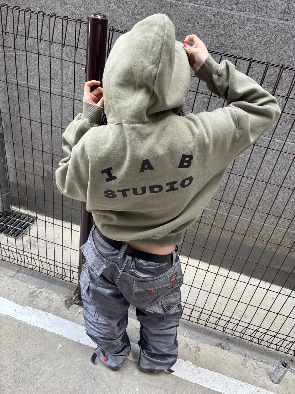 아이앱 스튜디오 카키 로고 후드티 상품이미지1