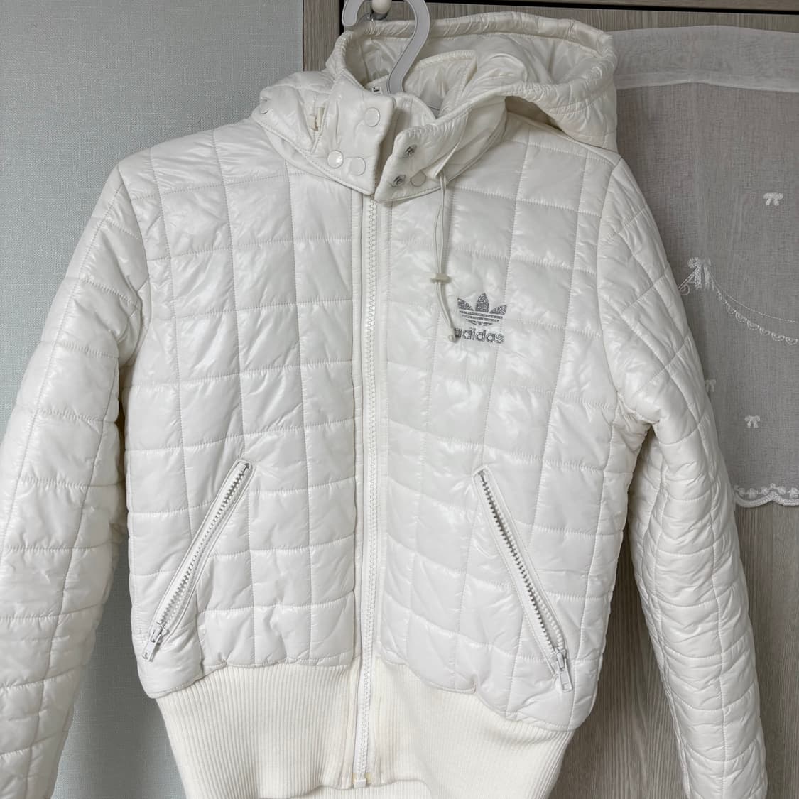 아디다스 퀄팅 경량 후드 패딩 실버로고 상품이미지1