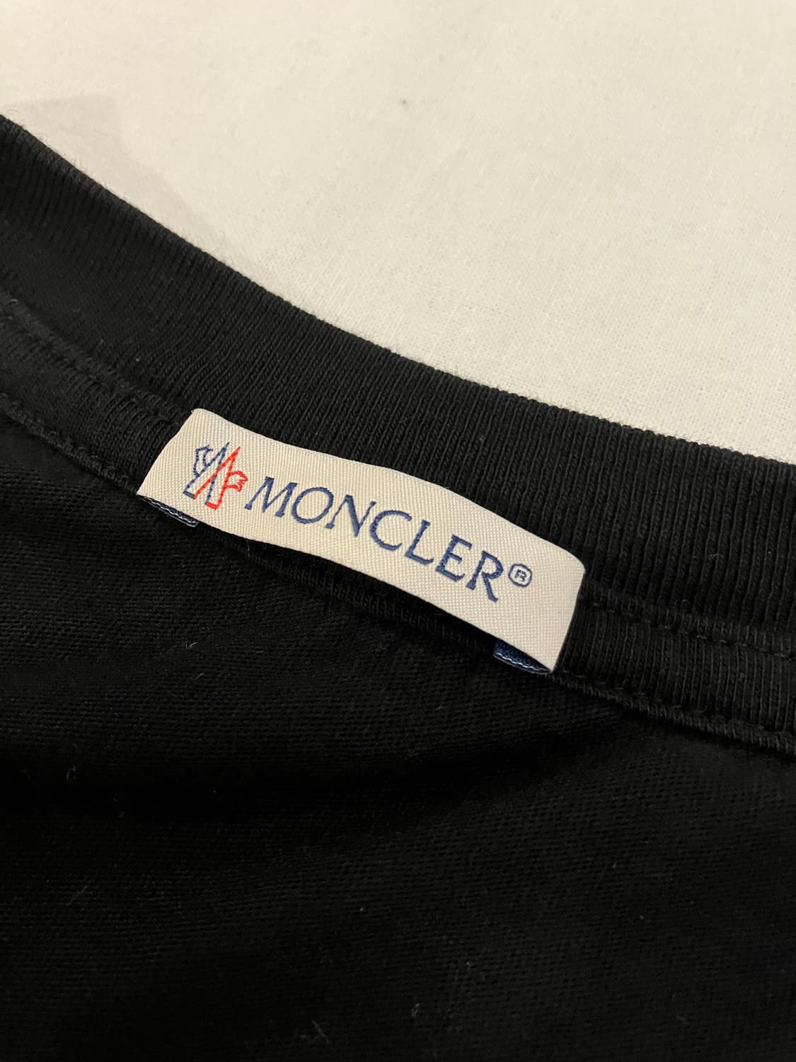 몽클레어 팔 로고 와펜 롱슬리브 블랙 상품이미지5
