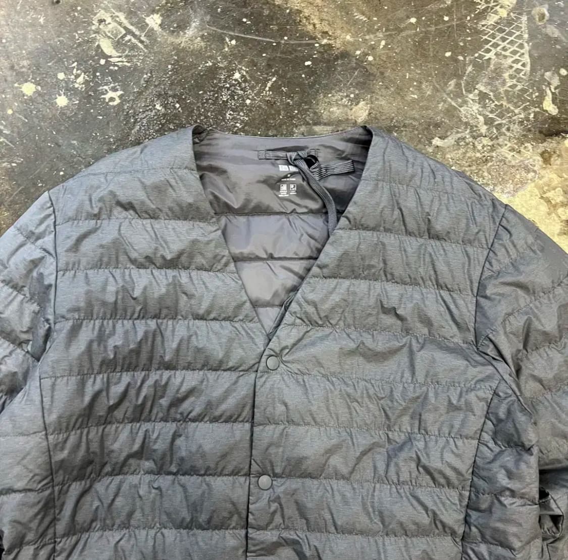 M) 유니클로 브이넥 울트라라이트다운 경량 패딩 점퍼 자켓 상품이미지2