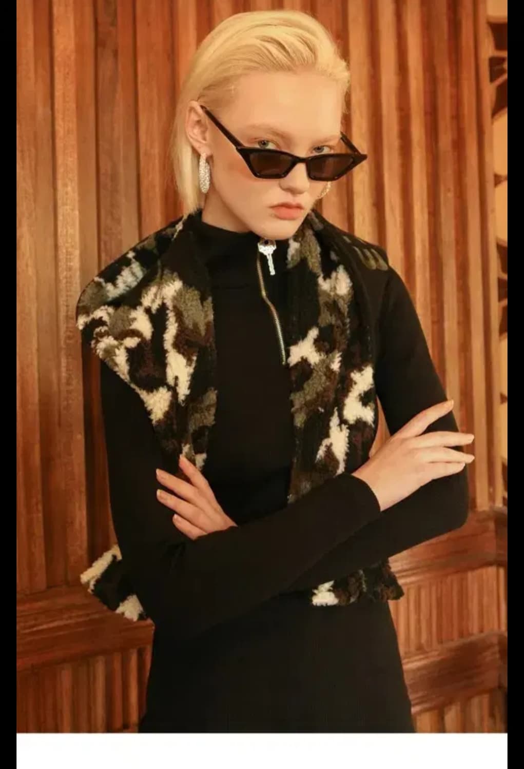 옥토버써드 열쇠 디테일 터틀넥 니트원피스 상품이미지2