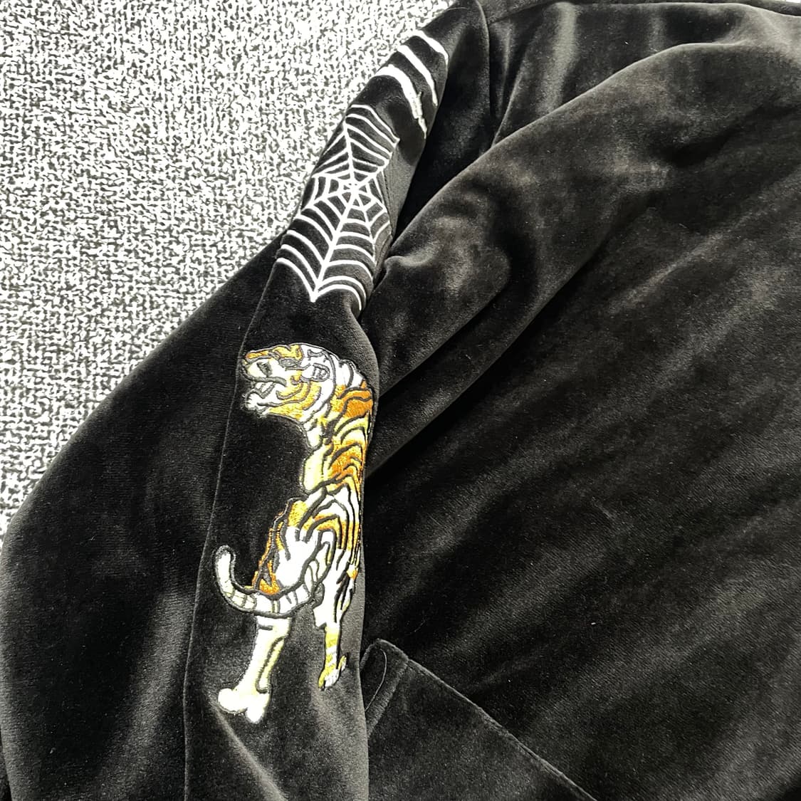 빈티지9. MOON 타이거 벨벳 후드티 기모 블랙 후드 상품이미지4