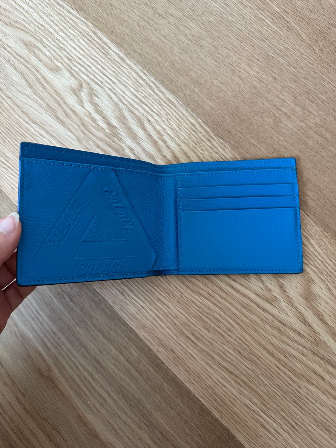 팔라스 P 엠보스 빌 폴드 지갑 네이비 블루 - 21FW 상품이미지3