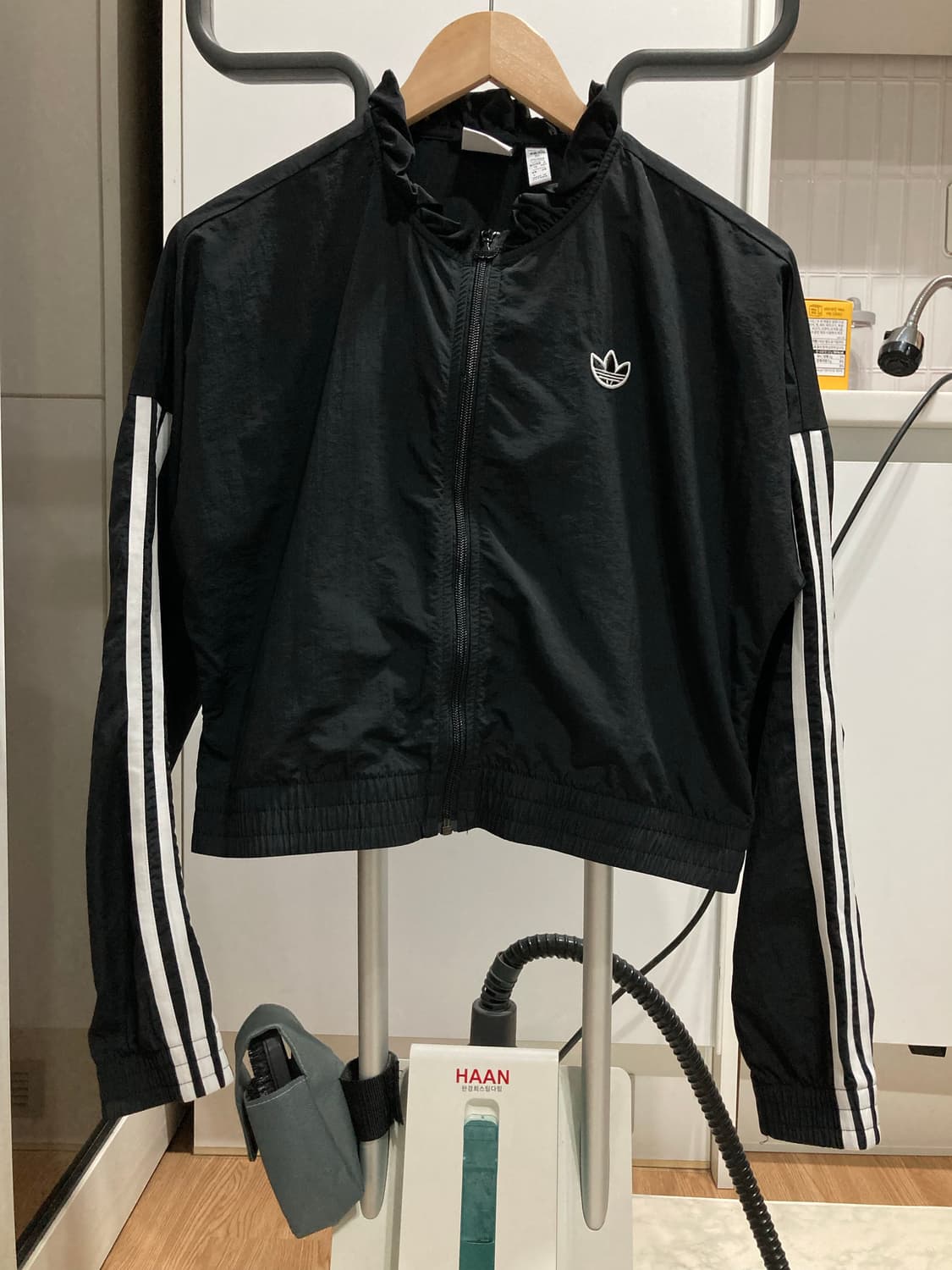 아디다스 크롭 프릴 바람막이 상품이미지1