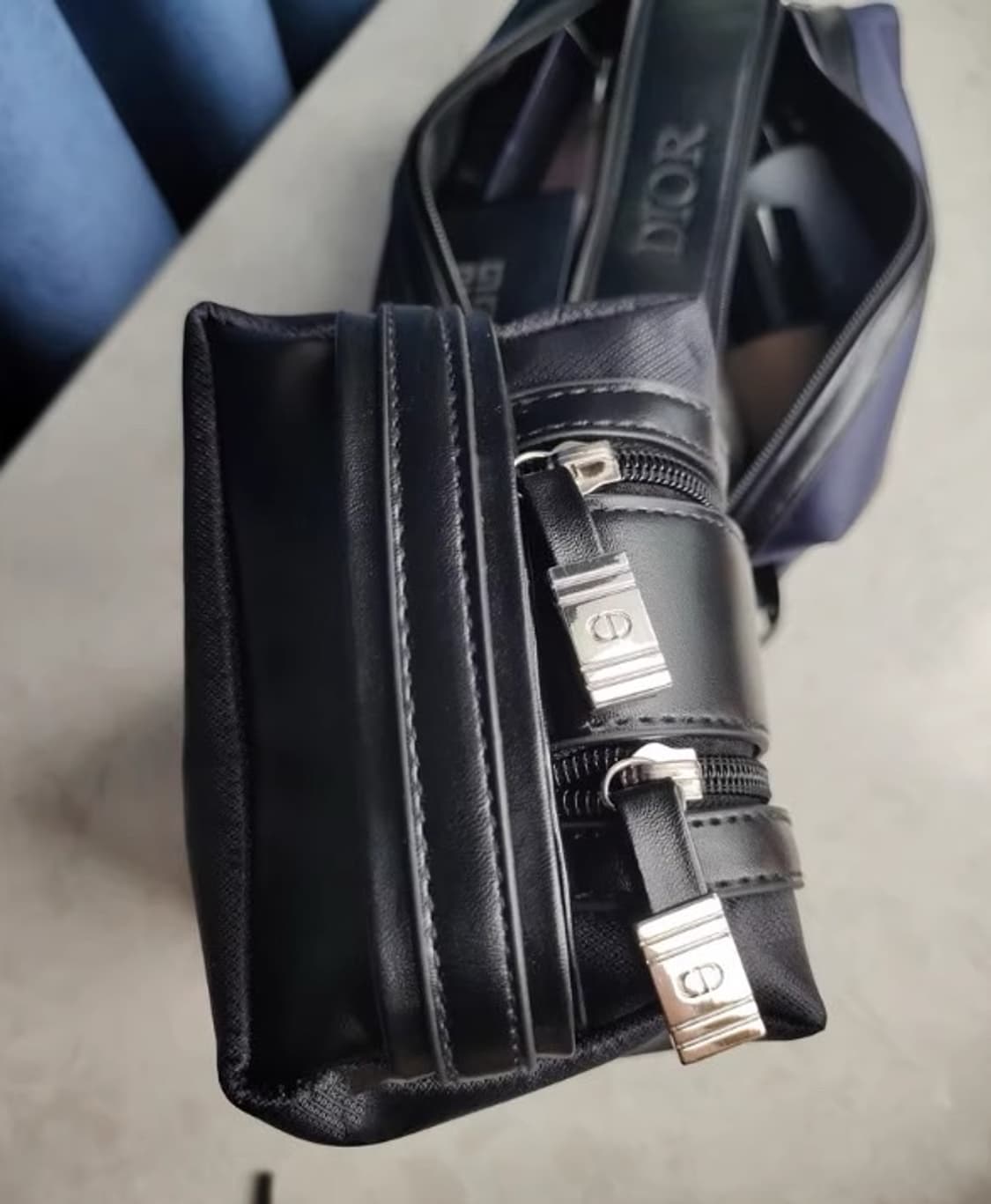 디올뷰티 옴므 소바쥬 파우치 클러치 블랙/네이비 상품이미지3