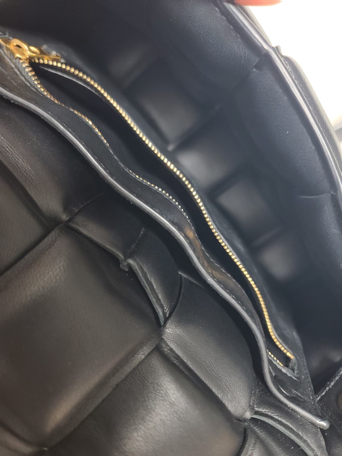 보테가베네타 카프스킨 레더 패딩백 카세트백 블랙 금장 크로스백 상품이미지6