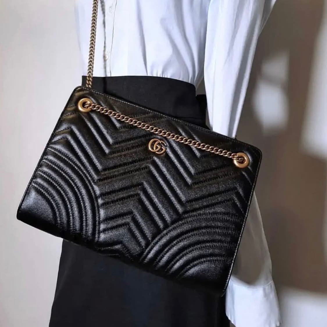 [S+급/M] 구찌 GG 마몬트 마틀라세 레더 체인 숄더백 블랙 상품이미지10