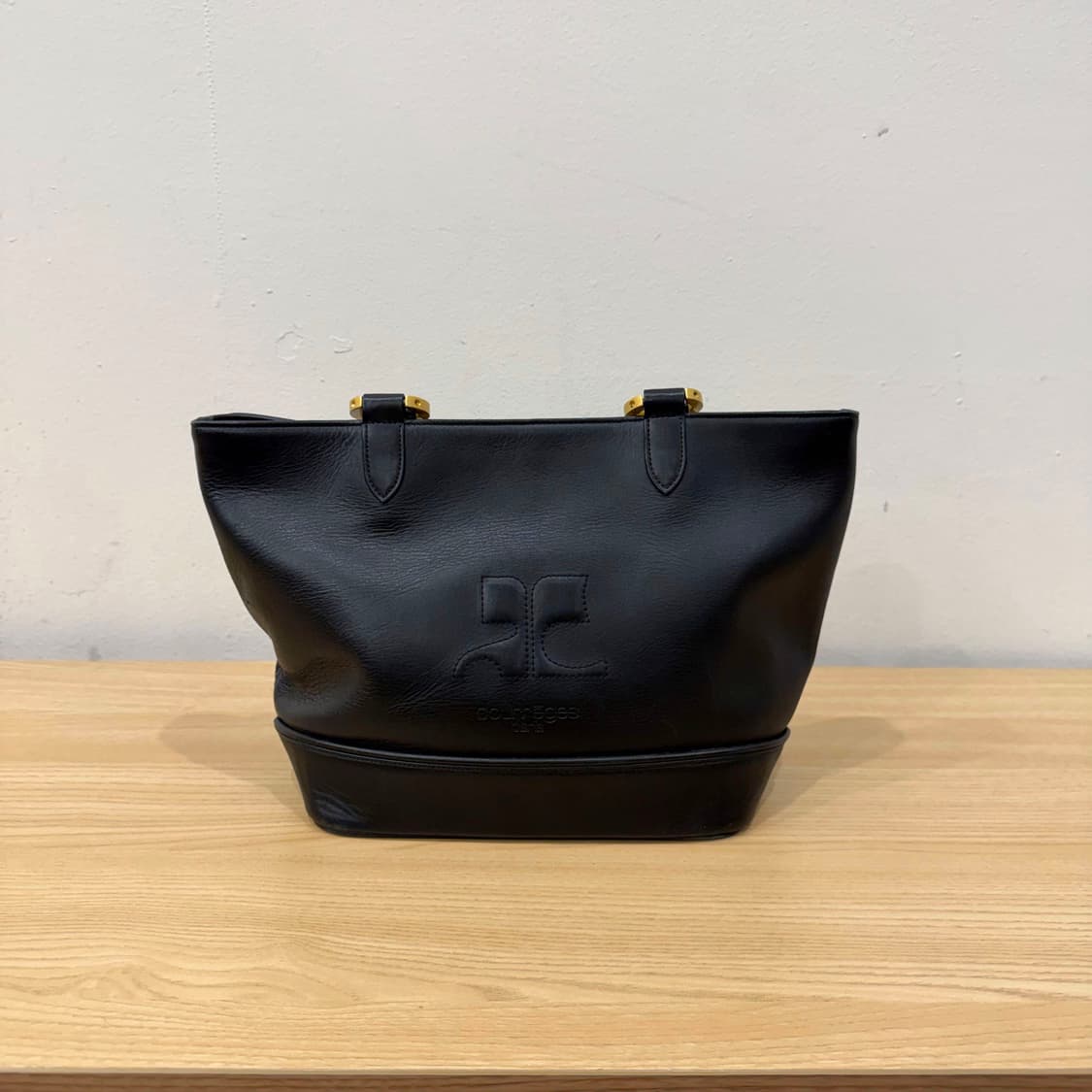 꾸레쥬 레더 토트백 빅 로고 엠보싱 골드 핸들 스트랩 파츠 디테일 블랙 상품이미지1