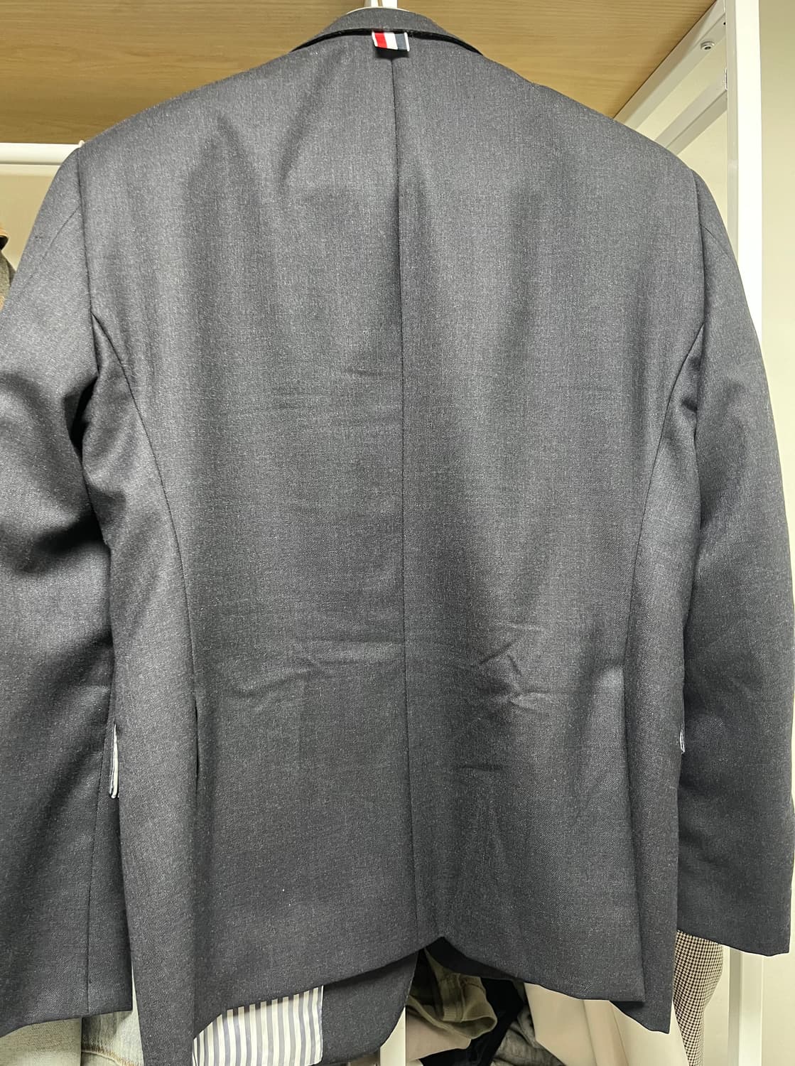 톰브라운 하이암홀 수퍼 120수 울 트윌 수트 MSC159A 00626 상품이미지6