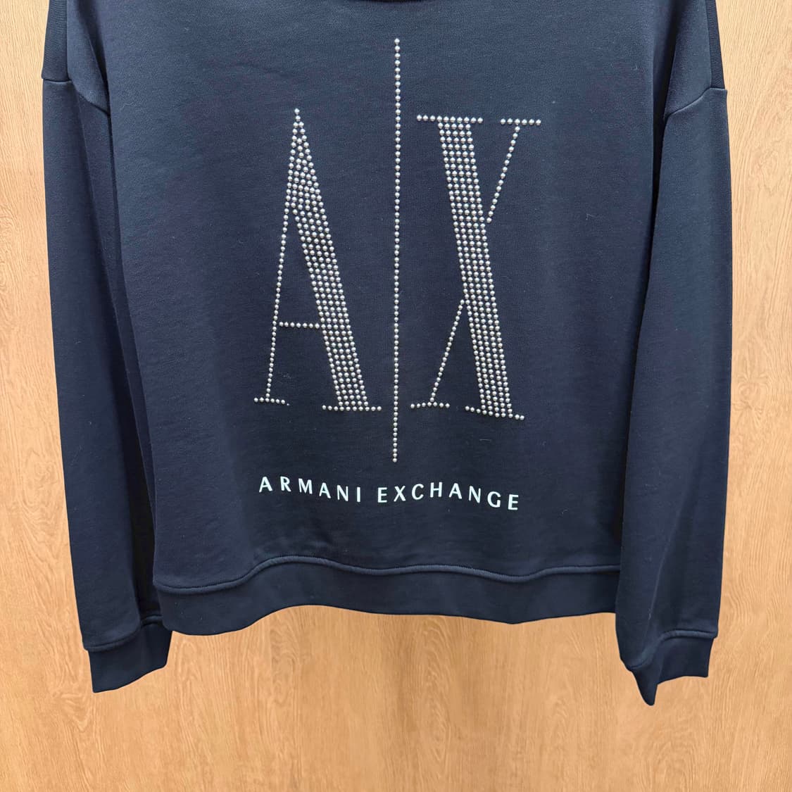아르마니 익스체인지 맨투맨 아이콘 로고 스터드 라인 스톤 디테일 블랙 상품이미지5