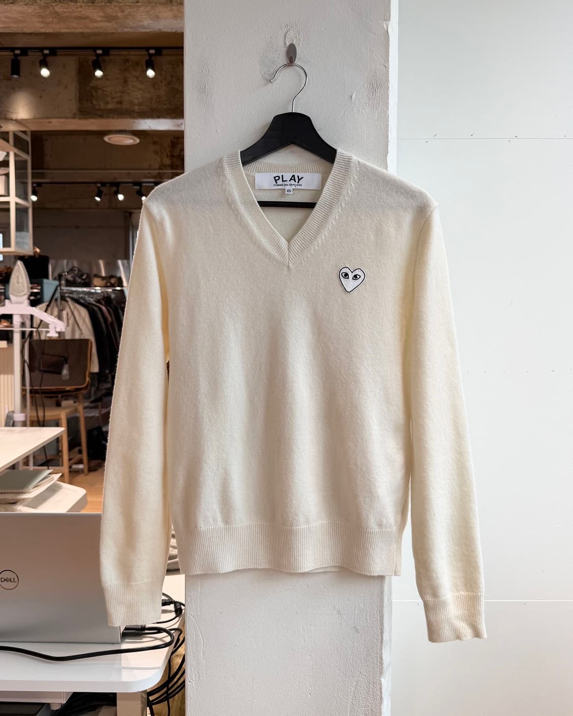 꼼데가르송 플레이 아이보리 화이트와펜 브이넥 니트  상품이미지2