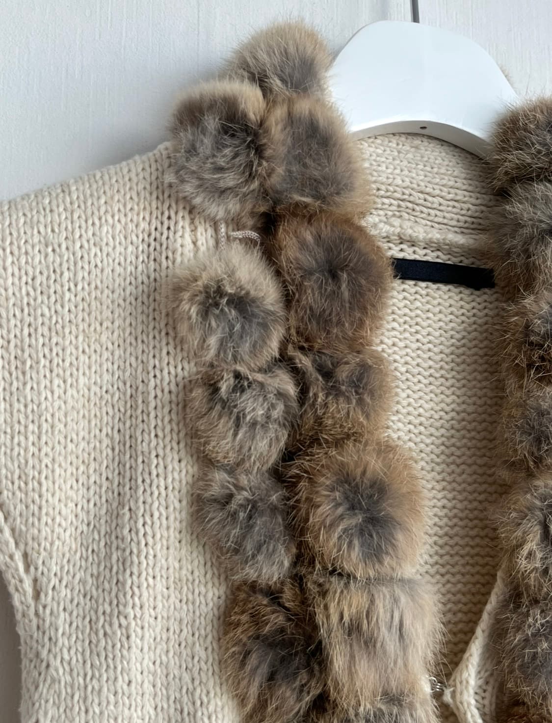 베이지 니트 퍼 트리밍 베스트 가디건 상품이미지3