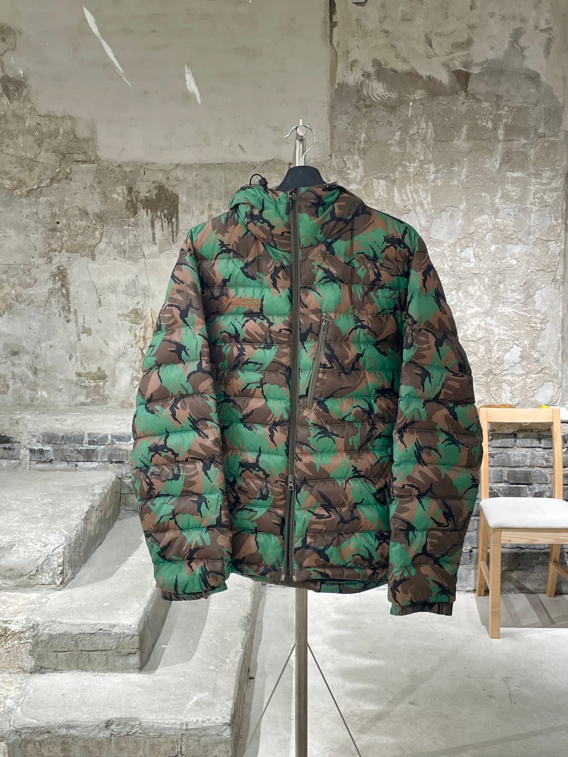 컬럼비아 카모플라쥬 구스 다운 투 웨이 후디 경량 패딩 상품이미지1