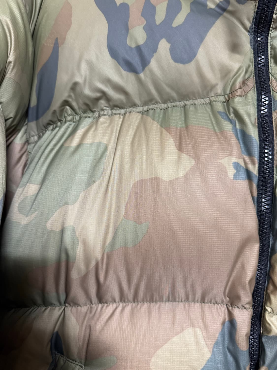 노스페이스 카모 센터로고 눕시 700 패딩 상품이미지6