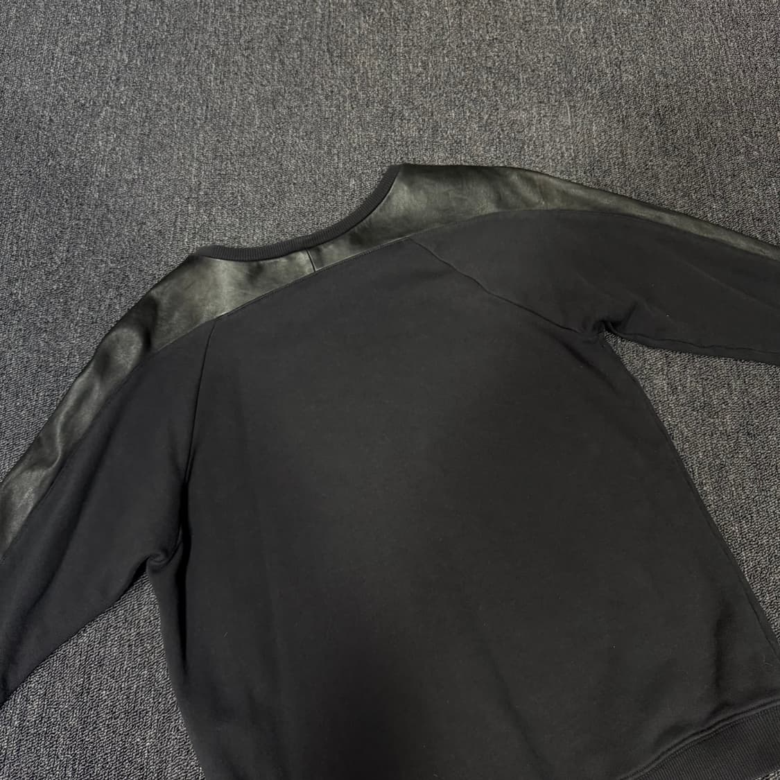 생로랑 사이드 레더 맨투맨 상품이미지6