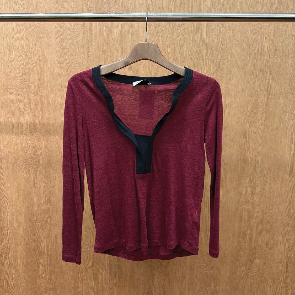 산드로 코튼 롱슬리브 티셔츠 브이넥 배색 라인 디테일 레귤러핏 버건디 상품이미지2