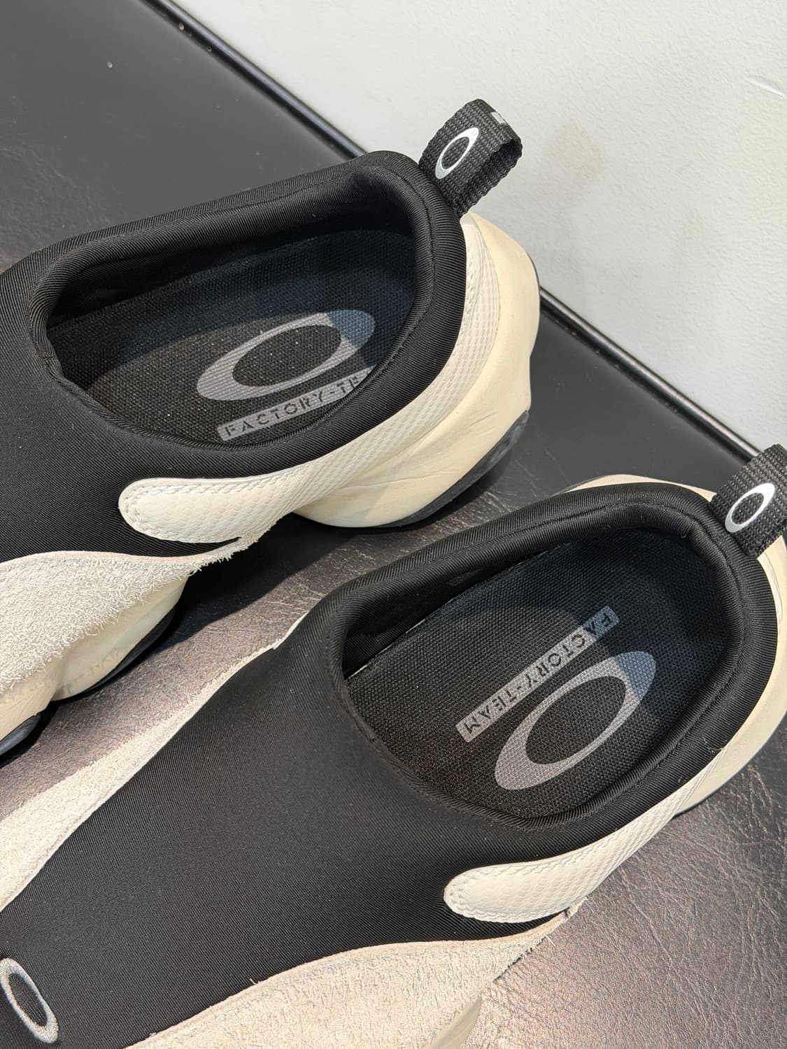 오클리 팩토리 팀 x 브레인 데드 플래시 밀크 블랙300 상품이미지2