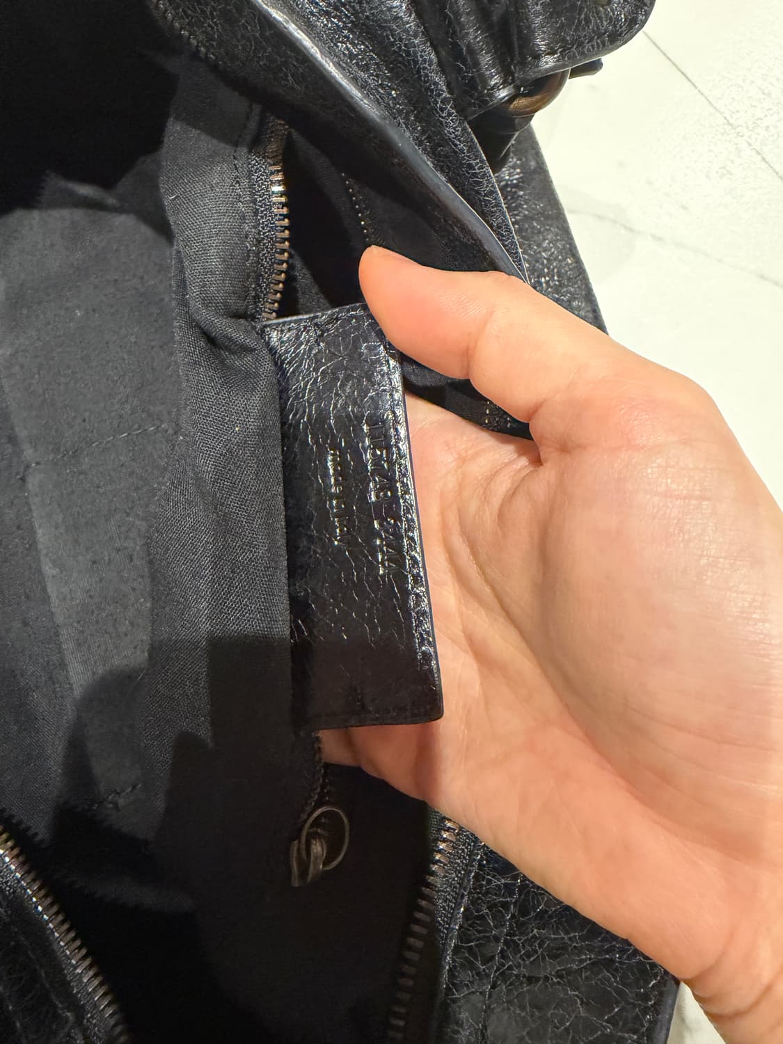 정품 발렌시아가 모터백 미듐 블랙 상품이미지6