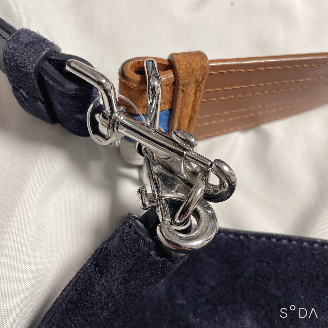 띠어리 스웨이드 숄더백 네이비 상품이미지5