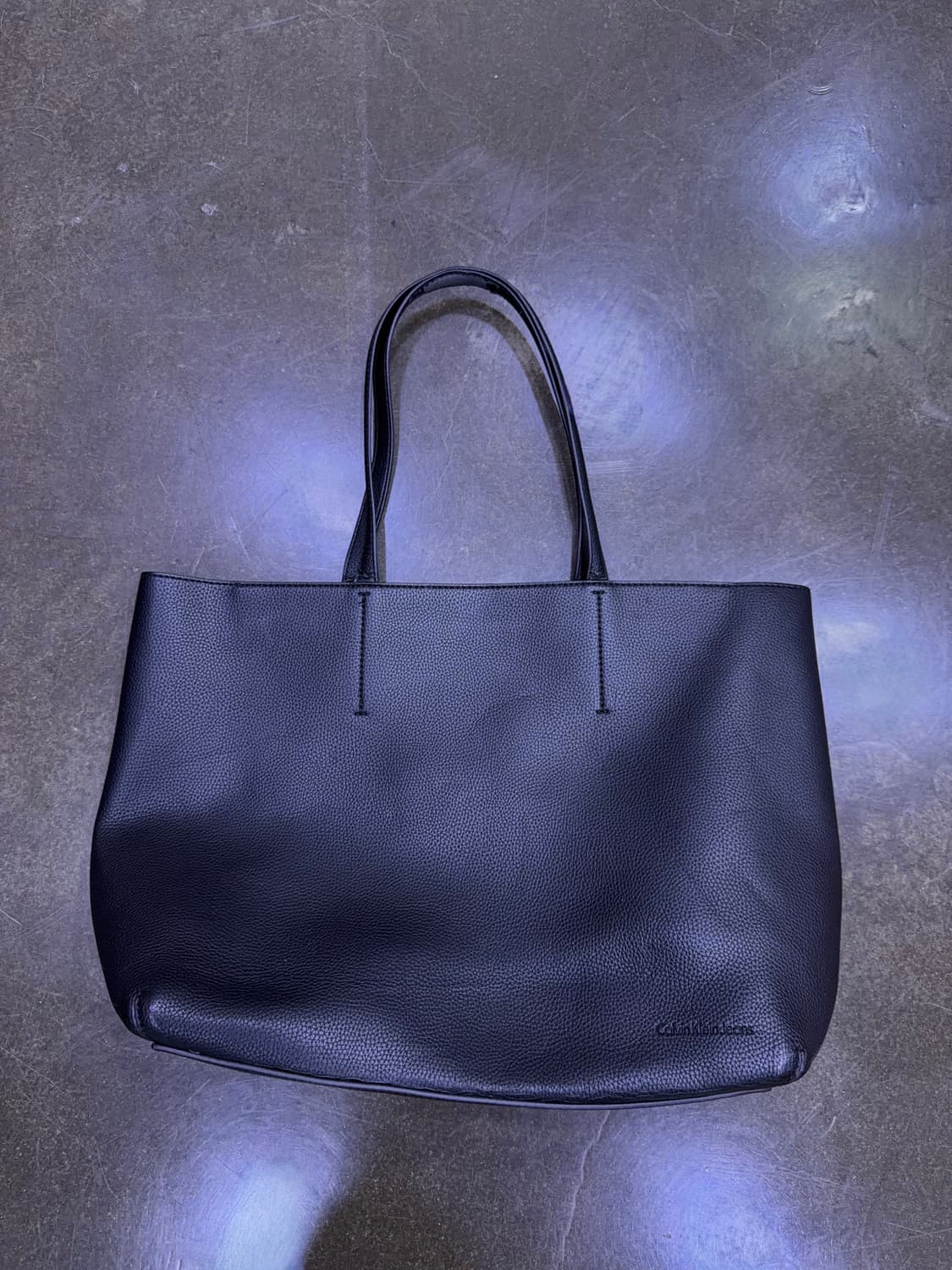 캘빈클라인 진 울트라 라이트 지퍼 에코 레더 토트백 상품이미지1