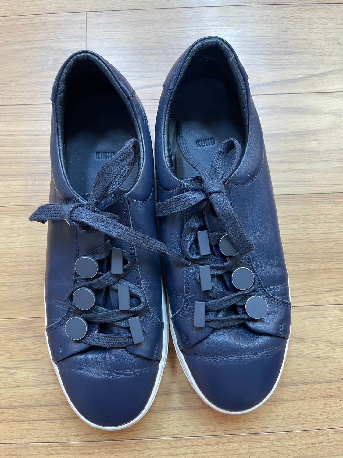 구호 네이비 가죽 스니커즈 245 상품이미지1
