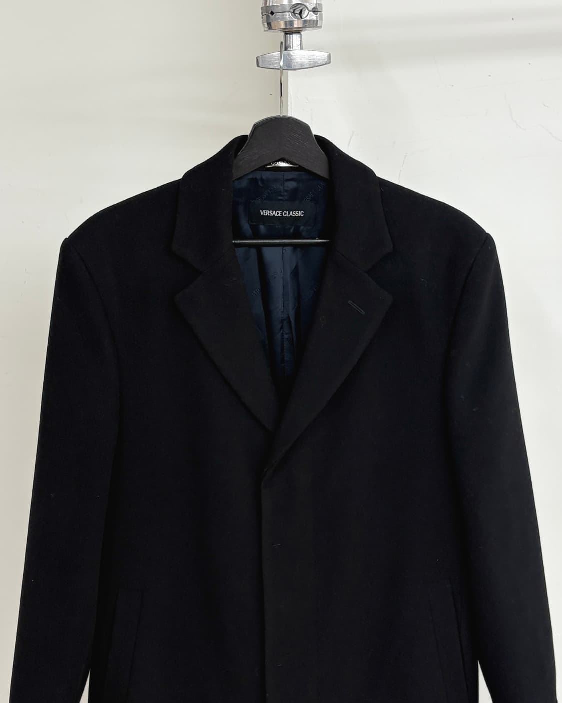 베르사체 클래식 블랙 히든버튼 폴리 코트 상품이미지2