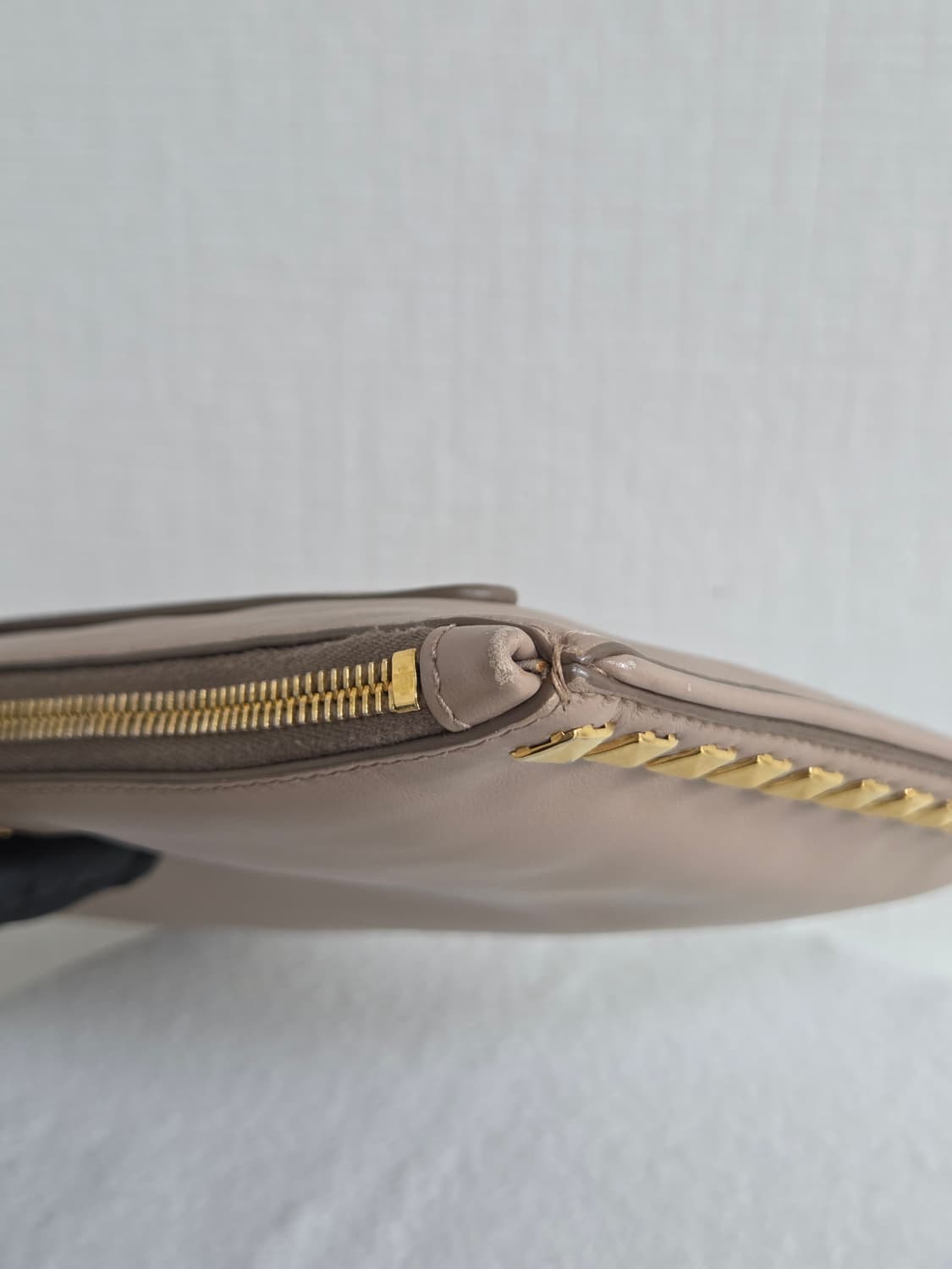 미우미우 스터드 클러치백 (베이지/핑크톤) 상품이미지3