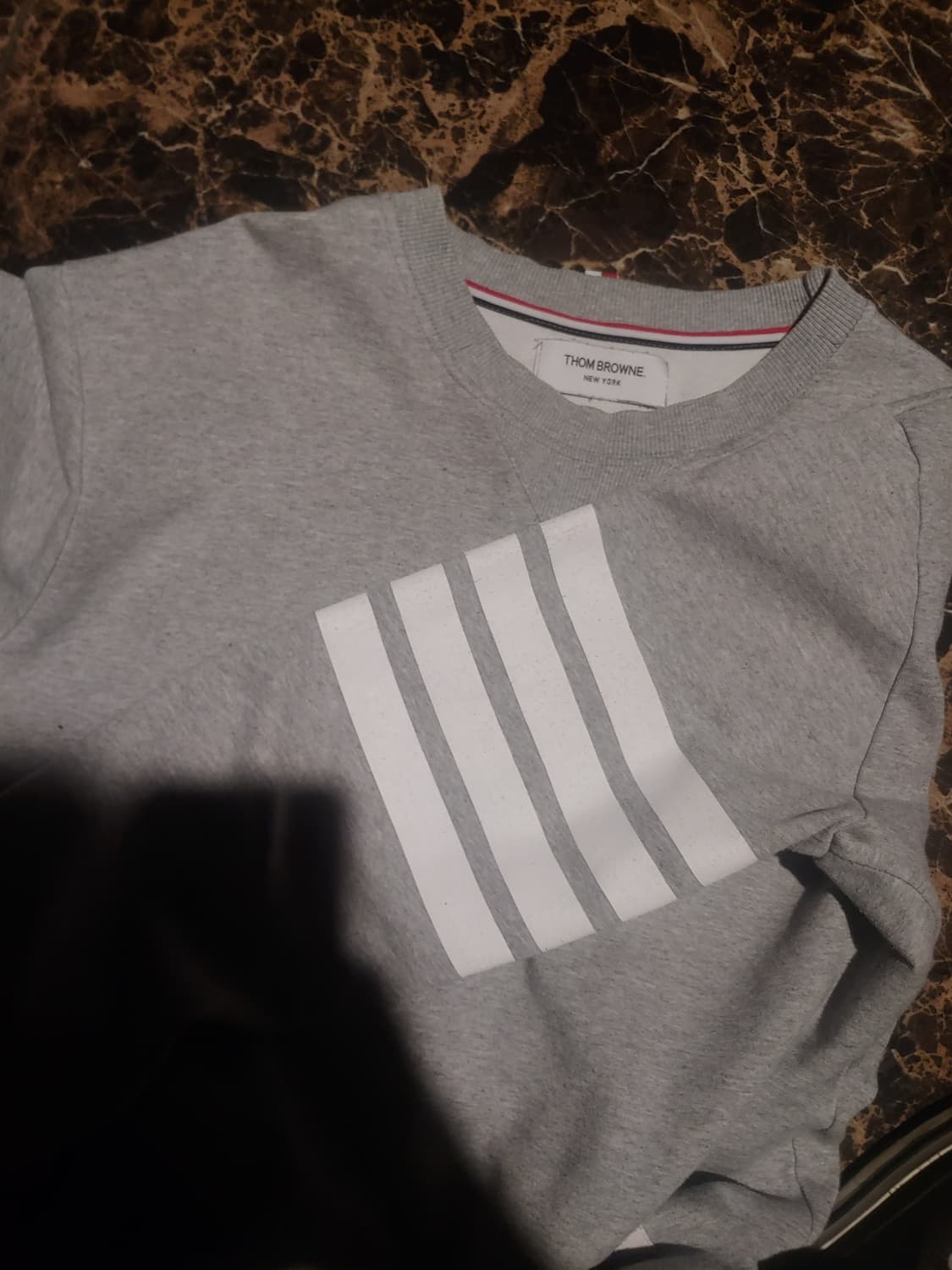 톰브라운 사선 완장 맨투맨 팝니다 상품이미지3