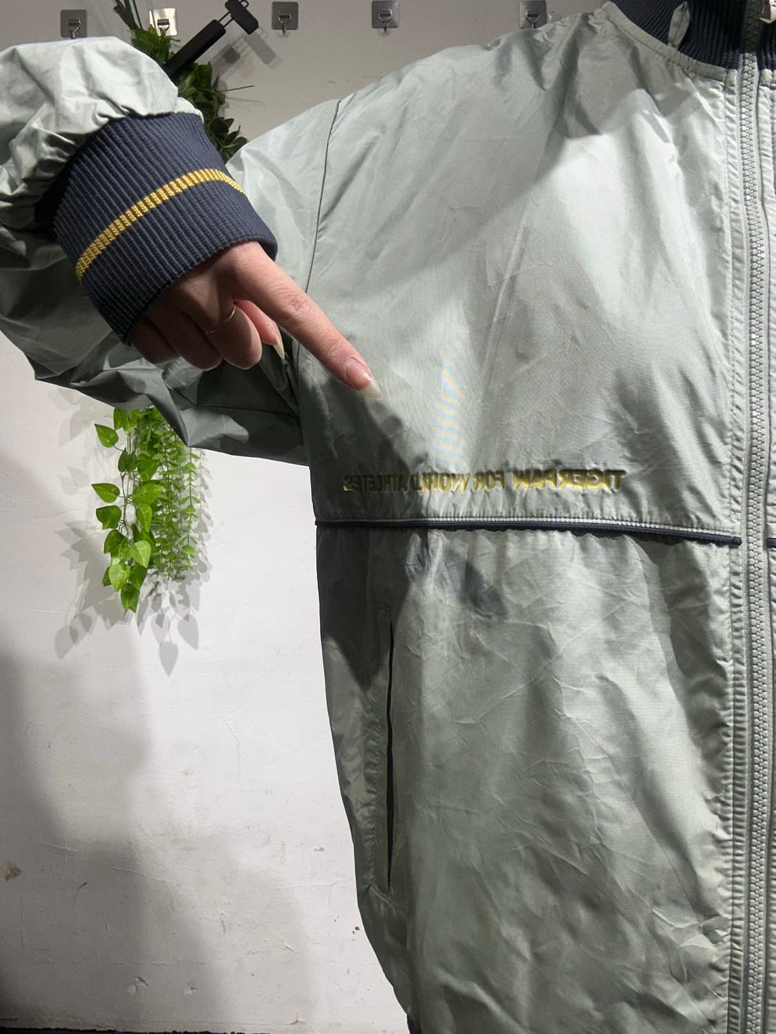 아식스 라이트 그린 오버핏 바람막이 자켓  상품이미지4