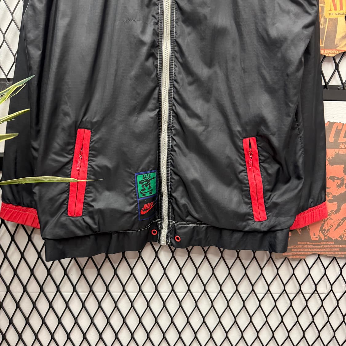 00s 나이키 올드스쿨 바람막이 후면 그래픽 로고 포인트 블랙 레드 상품이미지4