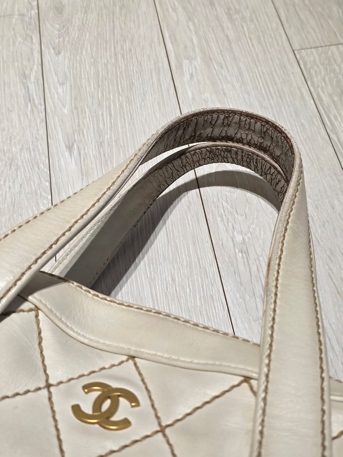 샤넬 퀼팅 스티치 화이트 토트백 상품이미지4