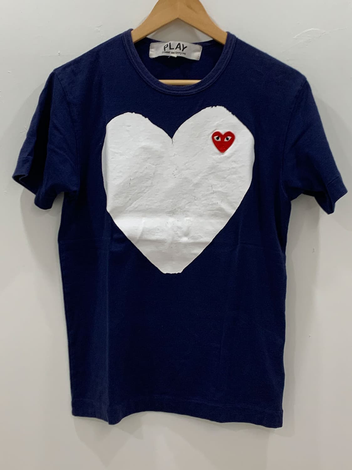 꼼데가르송 PLAY 하트 와펜 프린트 반팔 티셔츠 상품이미지1