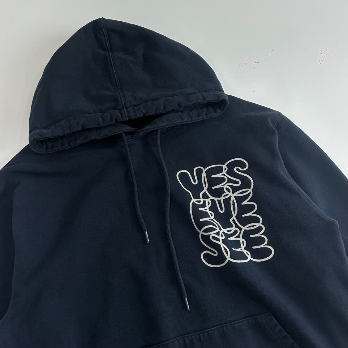 Yeseyesee 예스아이씨 백 포인트 로고 네이비 후드티 상품이미지4