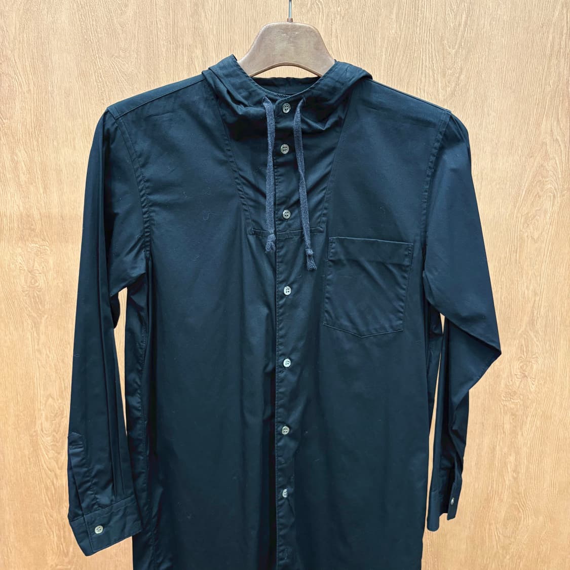 꼼데가르송 코튼 후드 롱 셔츠 자켓 프론트 버튼 다운 포켓 디테일 블랙 상품이미지4