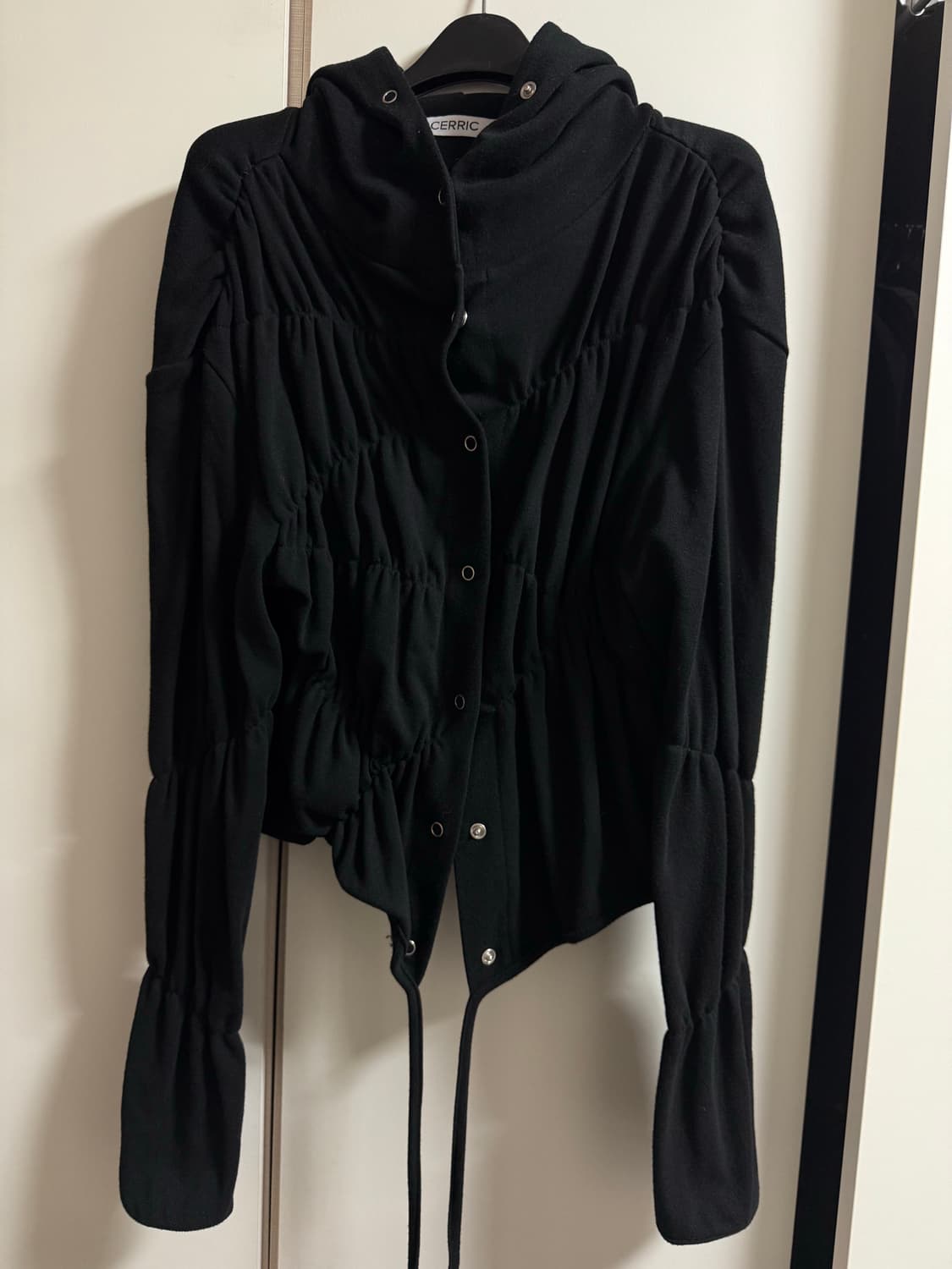 세릭 SHIRRING WRAP HOOD CARDIGAN / BLACK 상품이미지5