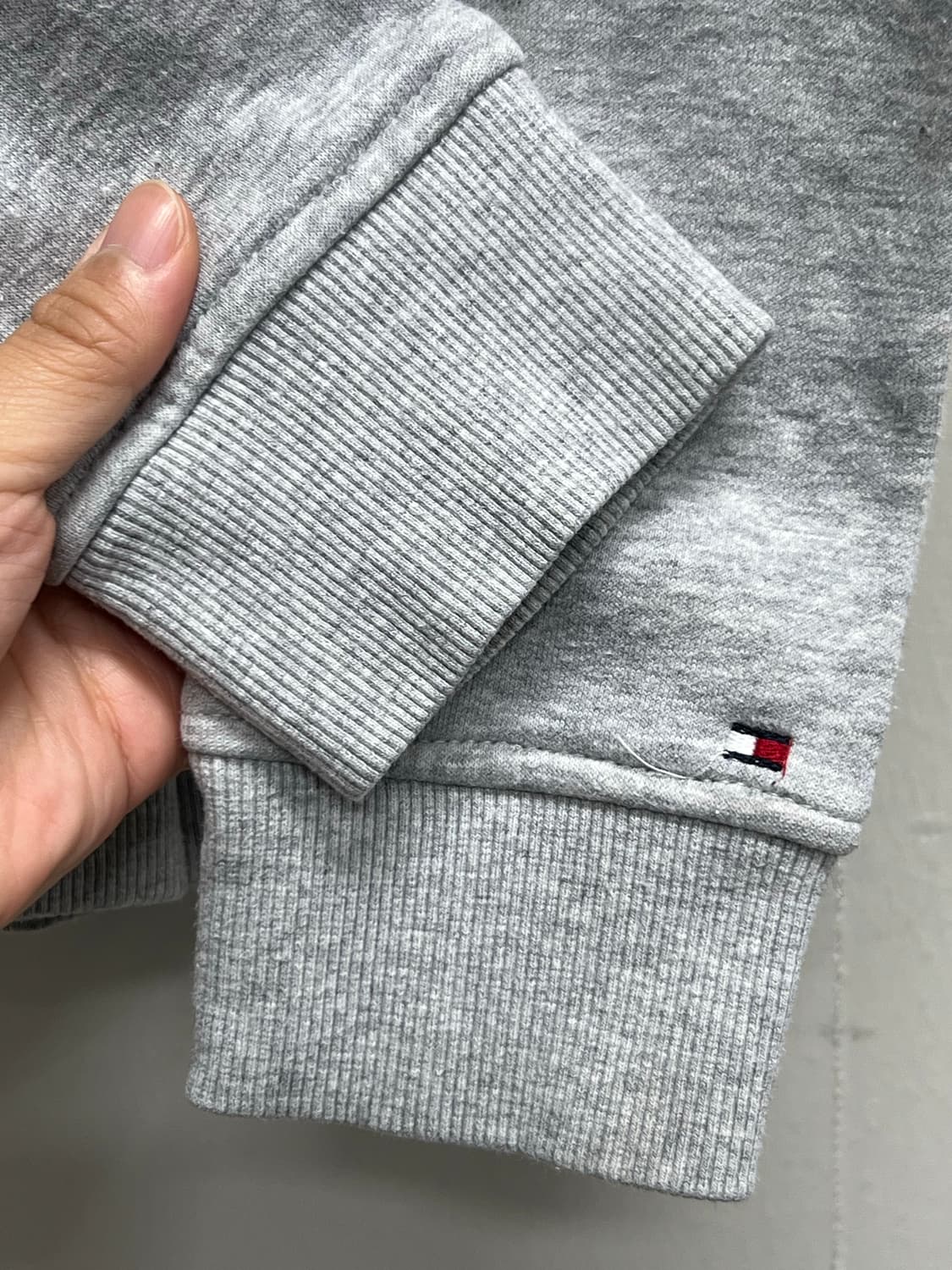 타미힐피거 우먼스 벨벳 빅로고 맨투맨 그레이 상품이미지6