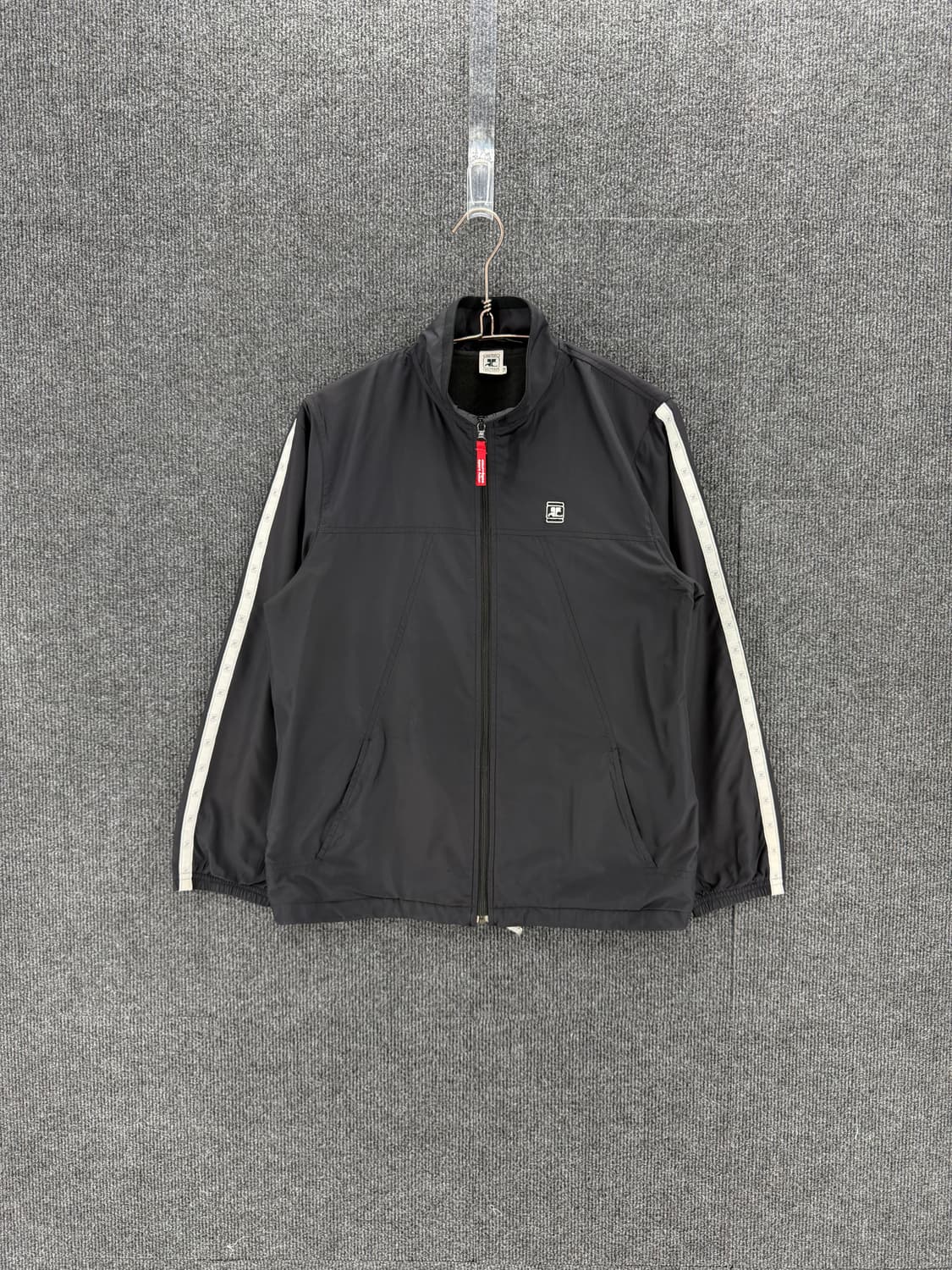 꾸레쥬 테이핑로고 윈드 바람막이 상품이미지1