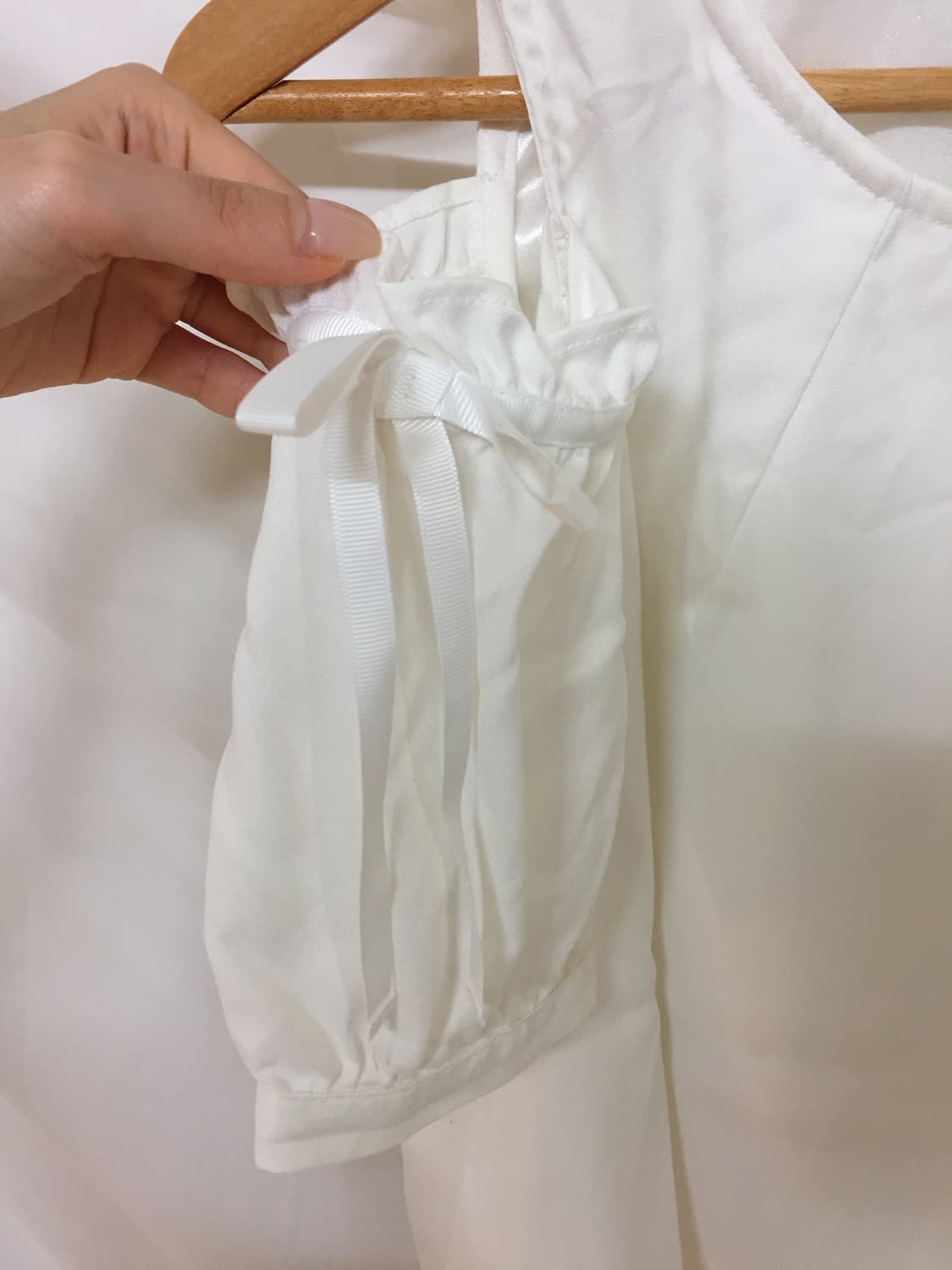 어깨 트임 리본 블라우스 상품이미지2