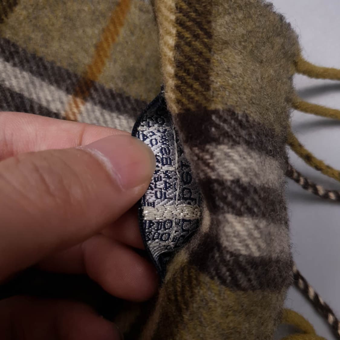 버버리 카키 노바체크 테슬 머플러 상품이미지4