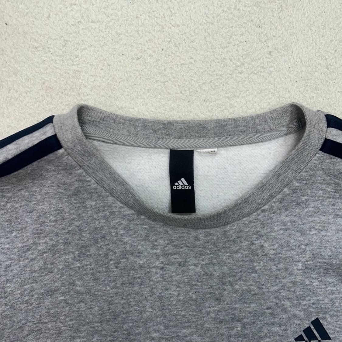 아디다스 에센셜 3S 크루FT L/S 맨투맨 그레이 상품이미지4