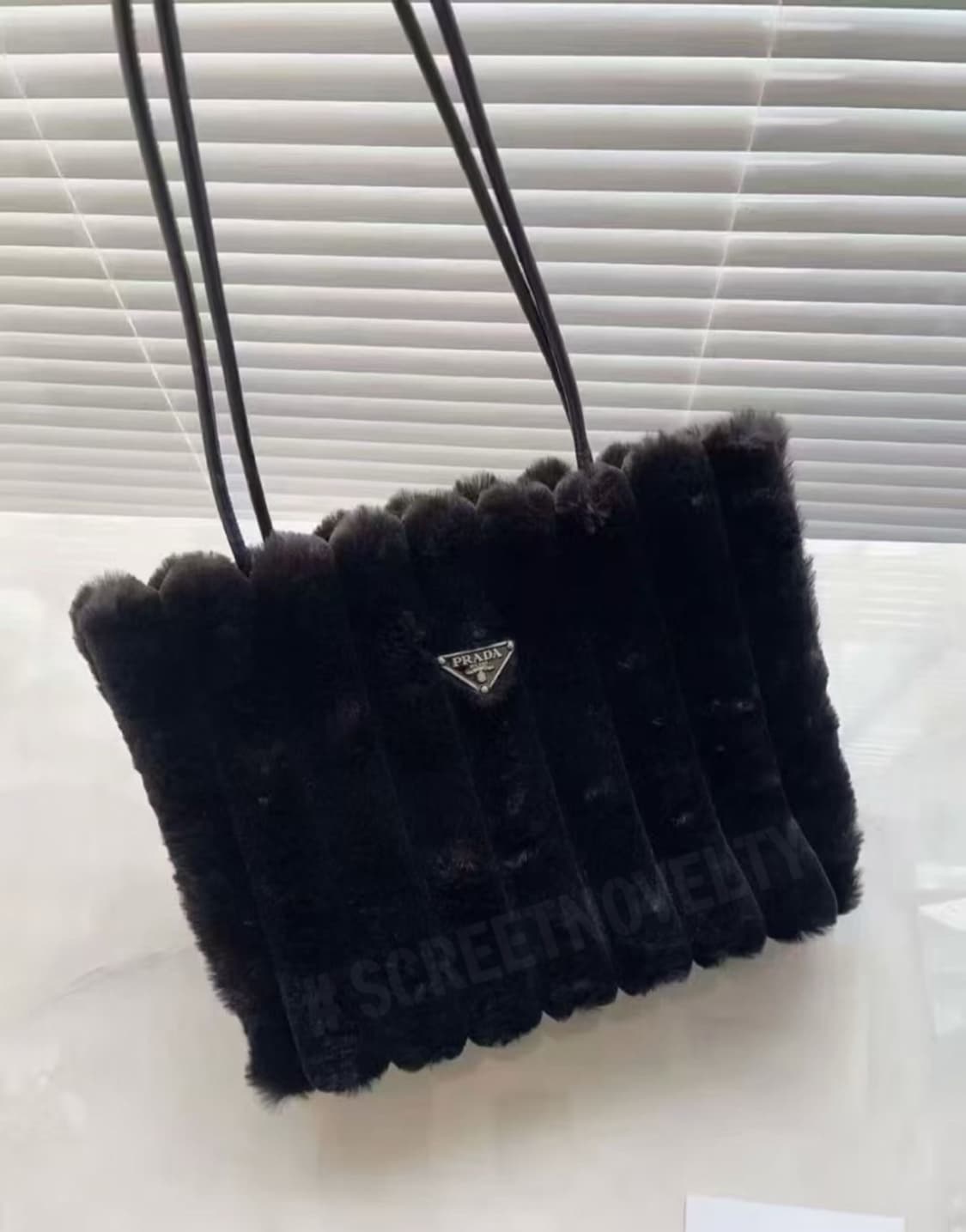 프라다뷰티 퍼 숄더백 블랙 VIP 기프트백 상품이미지2