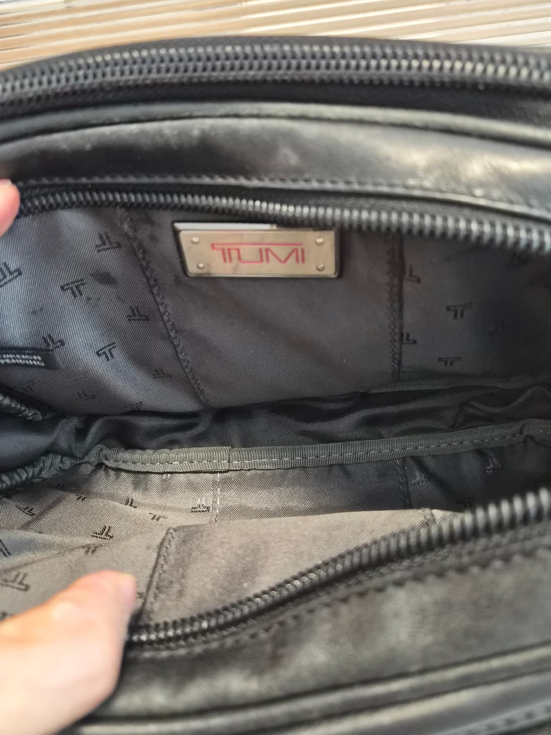 TUMI(투미)의 레더 클러치(세컨드백) 상품이미지4